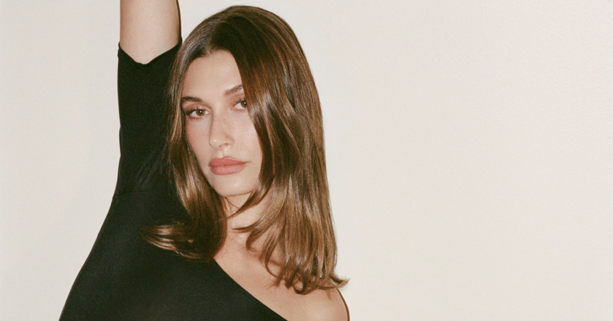 Hailey Bieber pozirala bez hlača, u prozirnim najlonkama i tangama