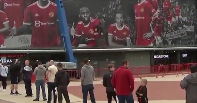 Pogledajte kako stotine navijača Uniteda čekaju u redu za Ronaldov dres