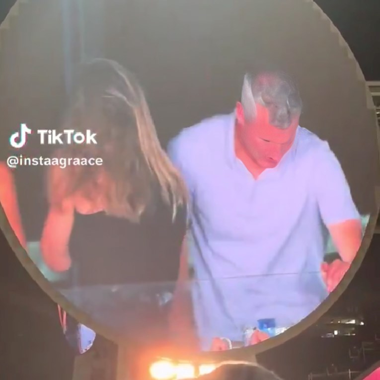 Ljudi ukazali na pogrešku "Coldplay para" kad ih je uhvatila kamera