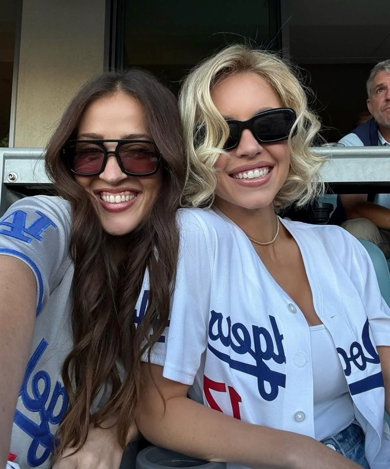 Navijački stil Sydney Sweeney: Dres, kratke hlačice i skupa torbica