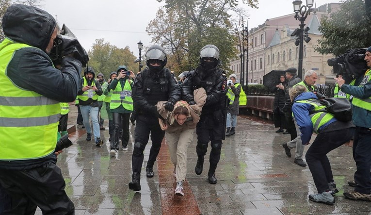 FOTO Stotine uhićenih u Rusiji, policija mlati prosvjednike protiv mobilizacije