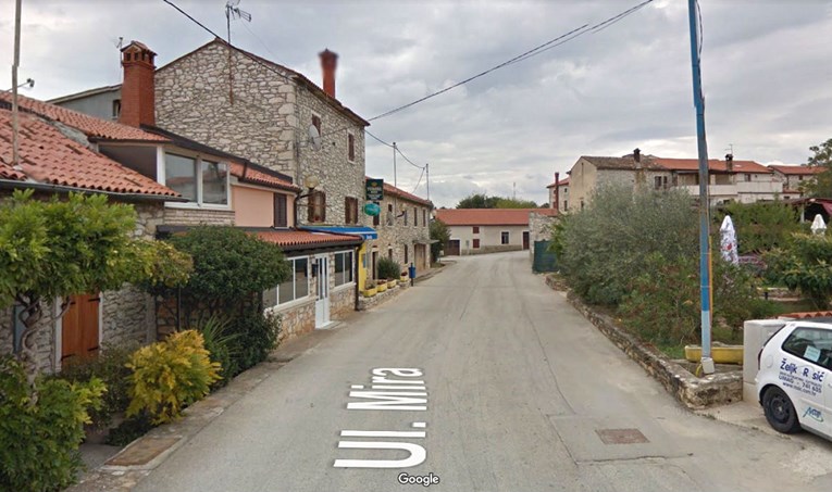 Žena u Istri krivo parkirala pa udarila policajca