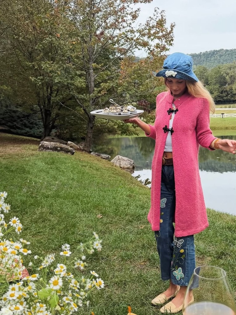 Bella Hadid vratila zaboravljeni trend traperica. Nekad su ih gotovo svi nosili