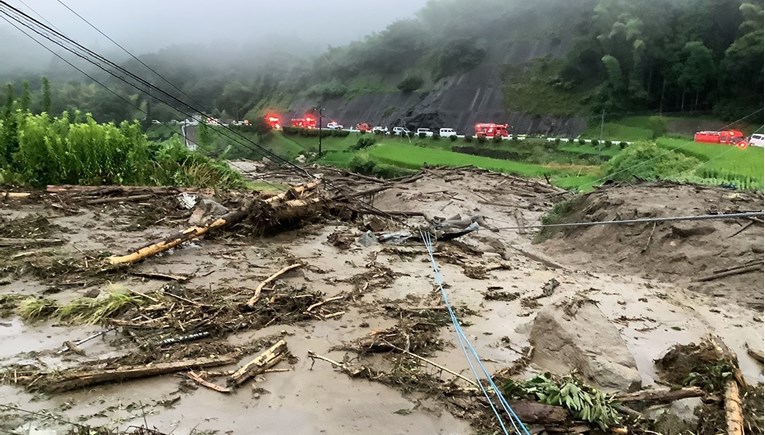 Velike bujice u Japanu izazvale klizišta. Poginule su najmanje 4 osobe, 5 je spašeno