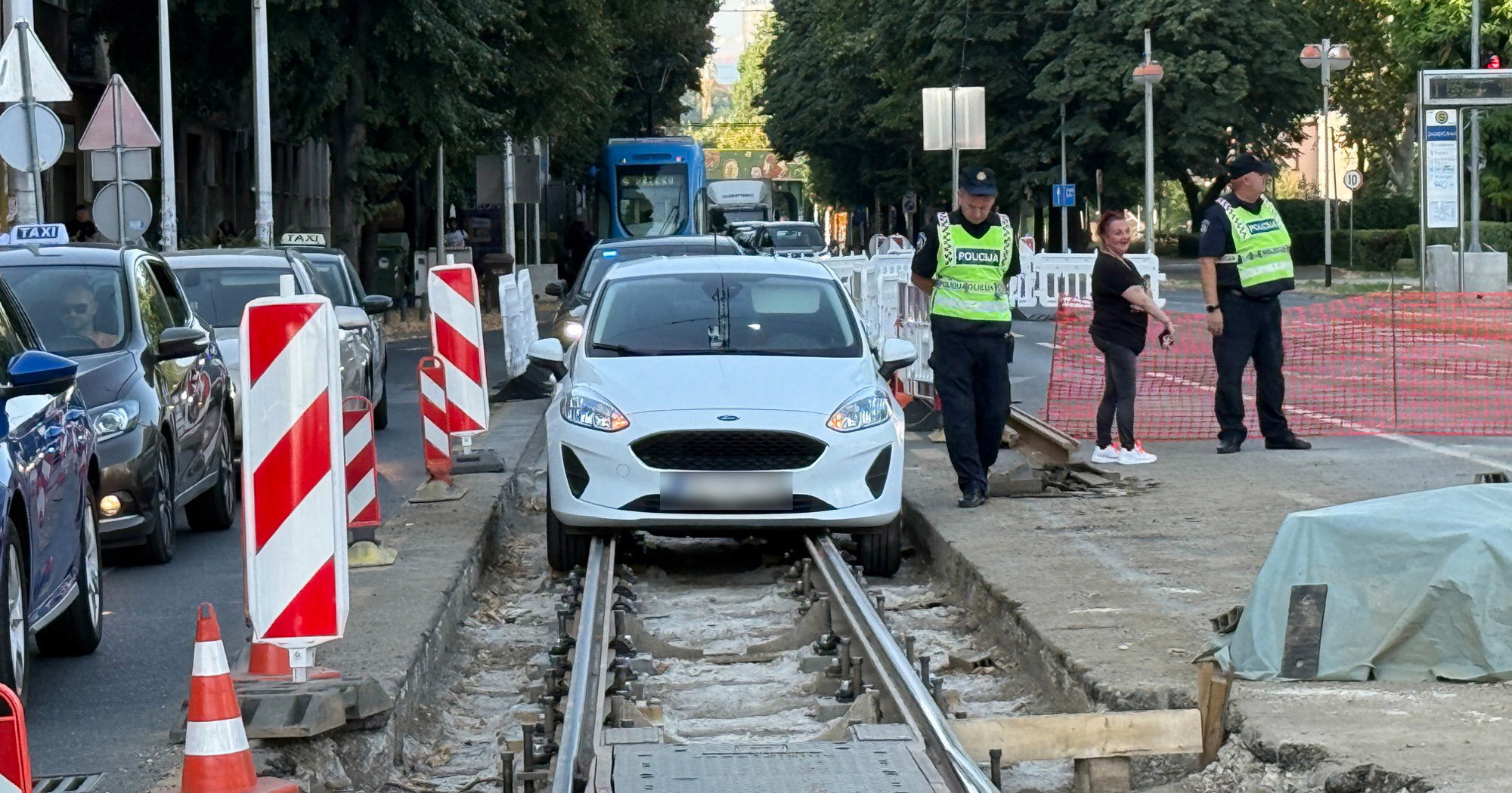 FOTO Auto upao u raskopane tračnice u Zagrebu