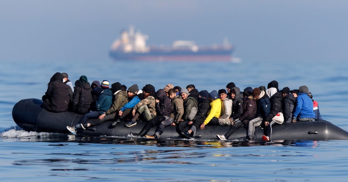 Britanija od danas oduzima mobitele migrantima koji stignu čamcima preko La Manchea