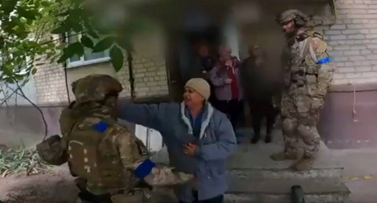 VIDEO Stanovnici oslobođene Balaklije grle ukrajinske vojnike, neki u suzama
