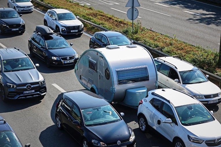 Zbog vjetra zabrane na Jadranskoj magistrali, vozi se sporije i na autocestama