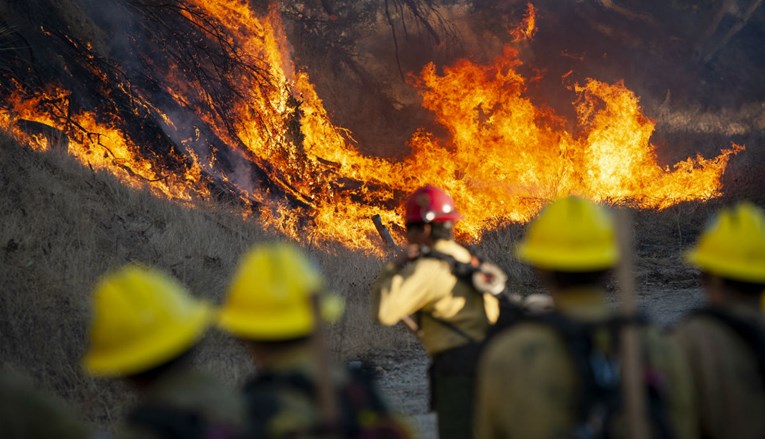 Kalifornijom se širi požar. Spaljeno je 25 domova, počele su evakuacije ljudi
