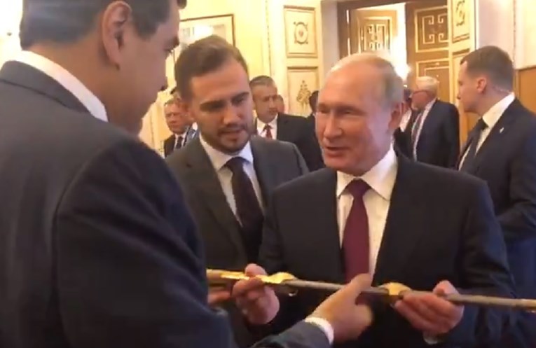 VIDEO Maduro Putinu poklonio kopiju sablje slavnog vojskovođe