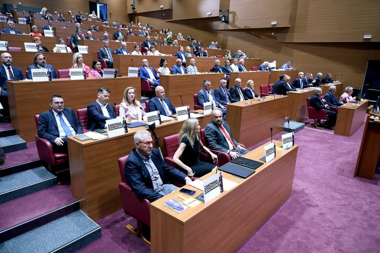 Sabor se okuplja nakon dva mjeseca pauze, sve počinje aktualcem