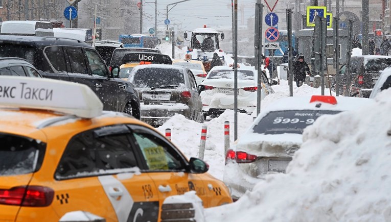 FOTO Rekordne količine snijega pale na Moskvu, u gradu je kaos