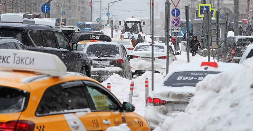 VIDEO Moskva prekrivena rekordnim snijegom, grad će se čistiti danima