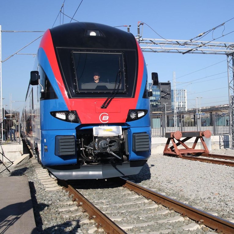 Mladić teško ozlijeđen u Beogradu. Popeo se na vlak, udarila ga struja?