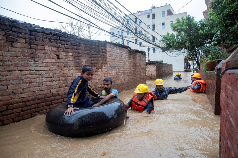 U poplavama u Nepalu poginulo 55 osoba, tisuće raseljenih