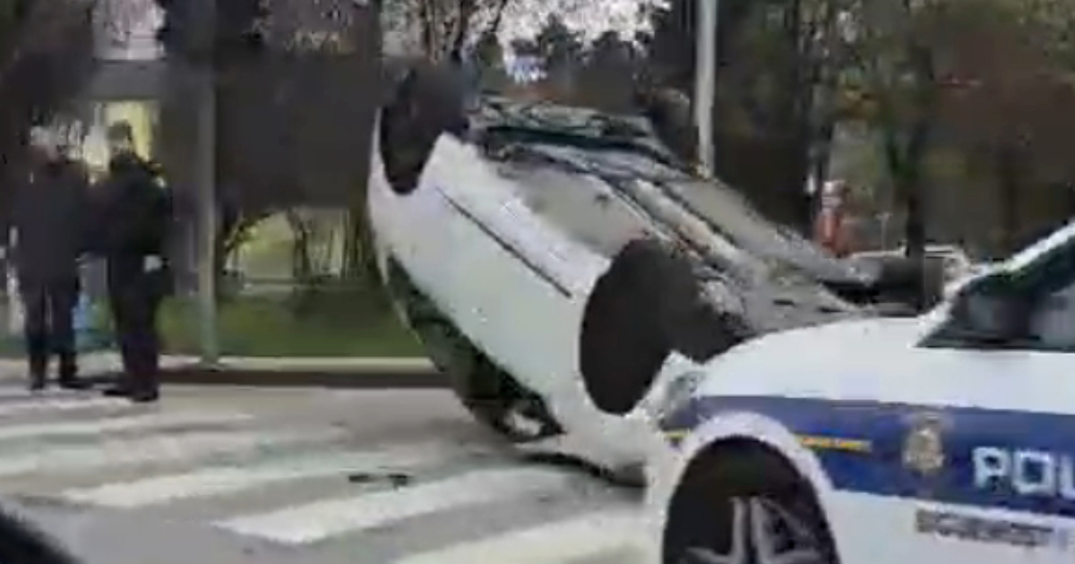 VIDEO Auto završio na krovu u sudaru u Zagrebu, dvije osobe ozlijeđene
