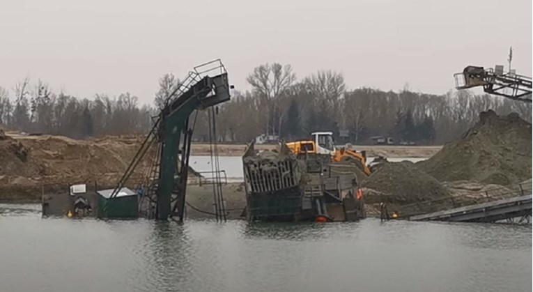 VIDEO Potopio se plovni bager