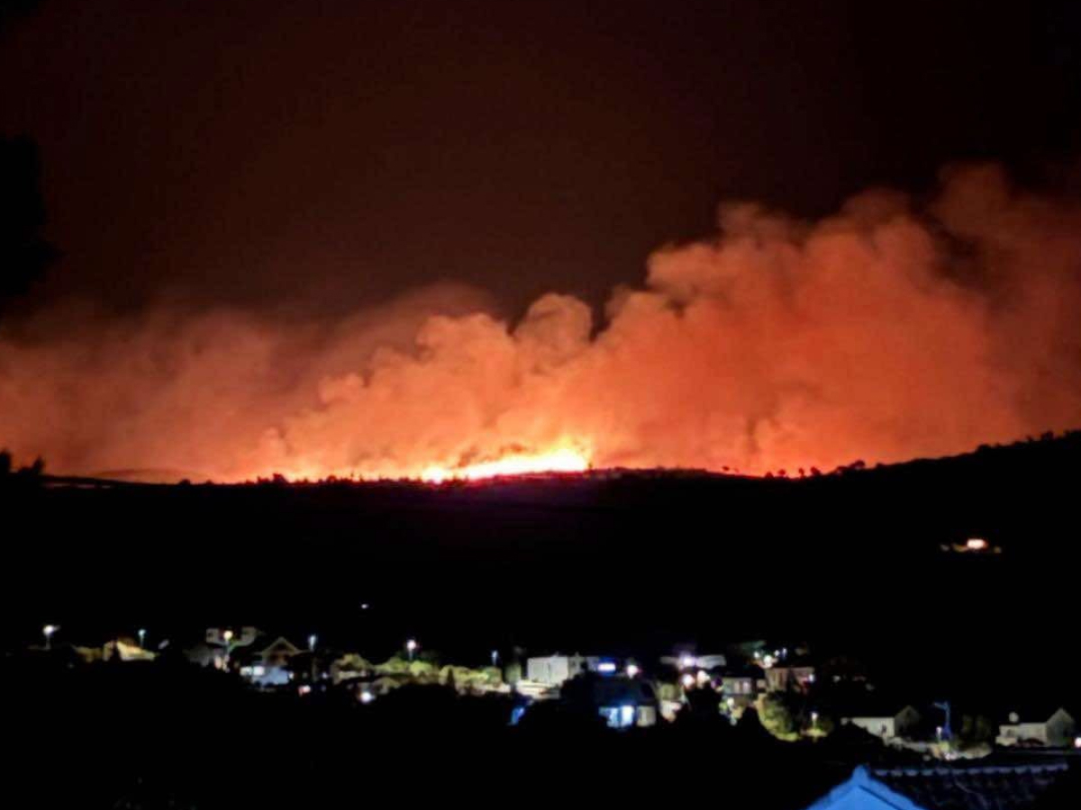 VIDEO Na Braču i dalje gori, jak vjetar širi vatru. Vatrogascima stiže dodatna pomoć