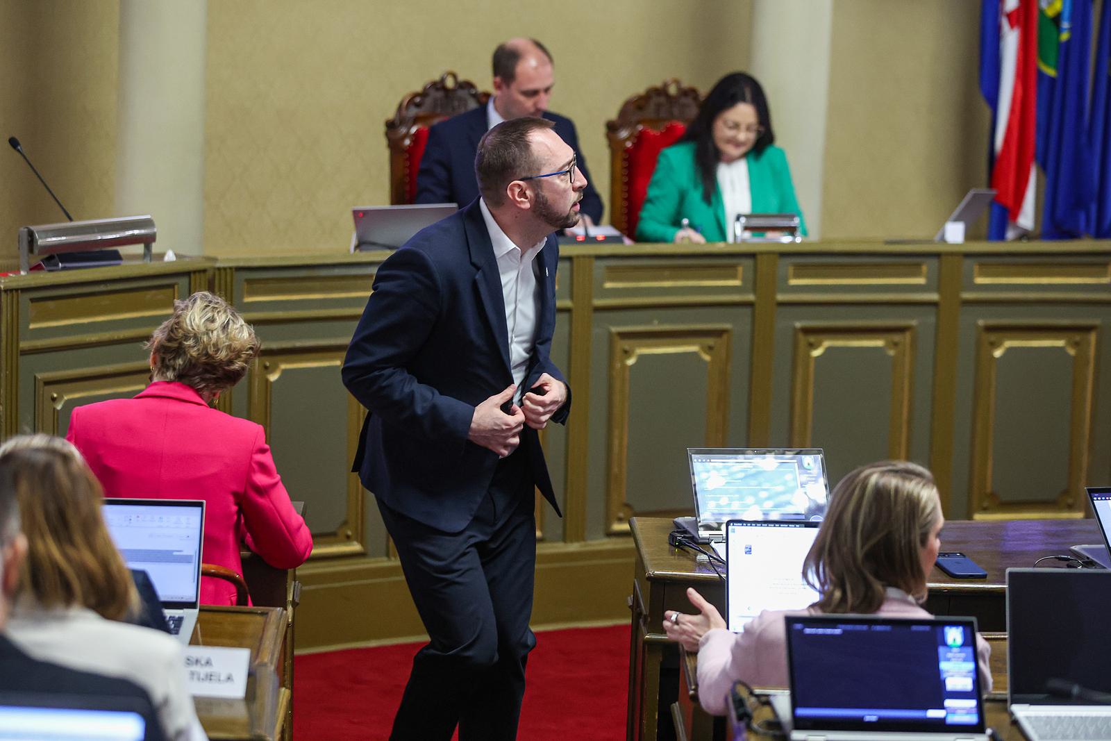 Oporba demontrativno otišla sa zagrebačke skupštine zbog spornog zakupa