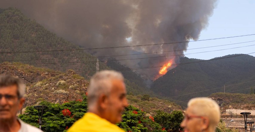 Velik požar u nacionalnom parku na Tenerifeu. Munjevito se širi, ljudi bježe