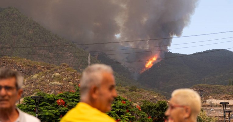 Velik požar u nacionalnom parku na Tenerifeu, ljudi bježe