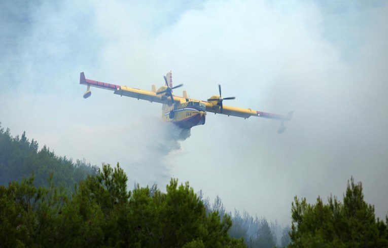 Gori kod Podgore, požar gase tri aviona