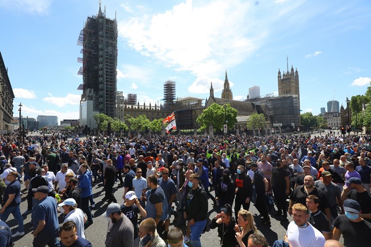 FOTO Masovni prosvjedi u Londonu, ekstremni desničari se sukobili s policijom