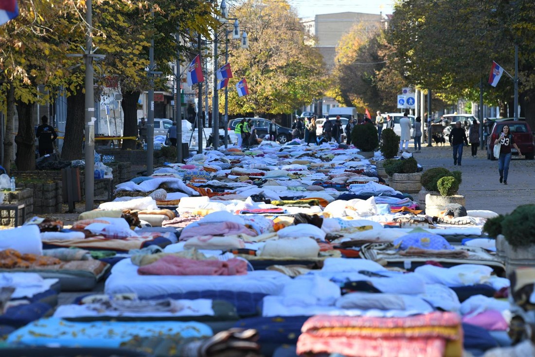 Fotka dana: Beogradski studenti spavali na ulicama pa nastavili put prema Novom Sadu