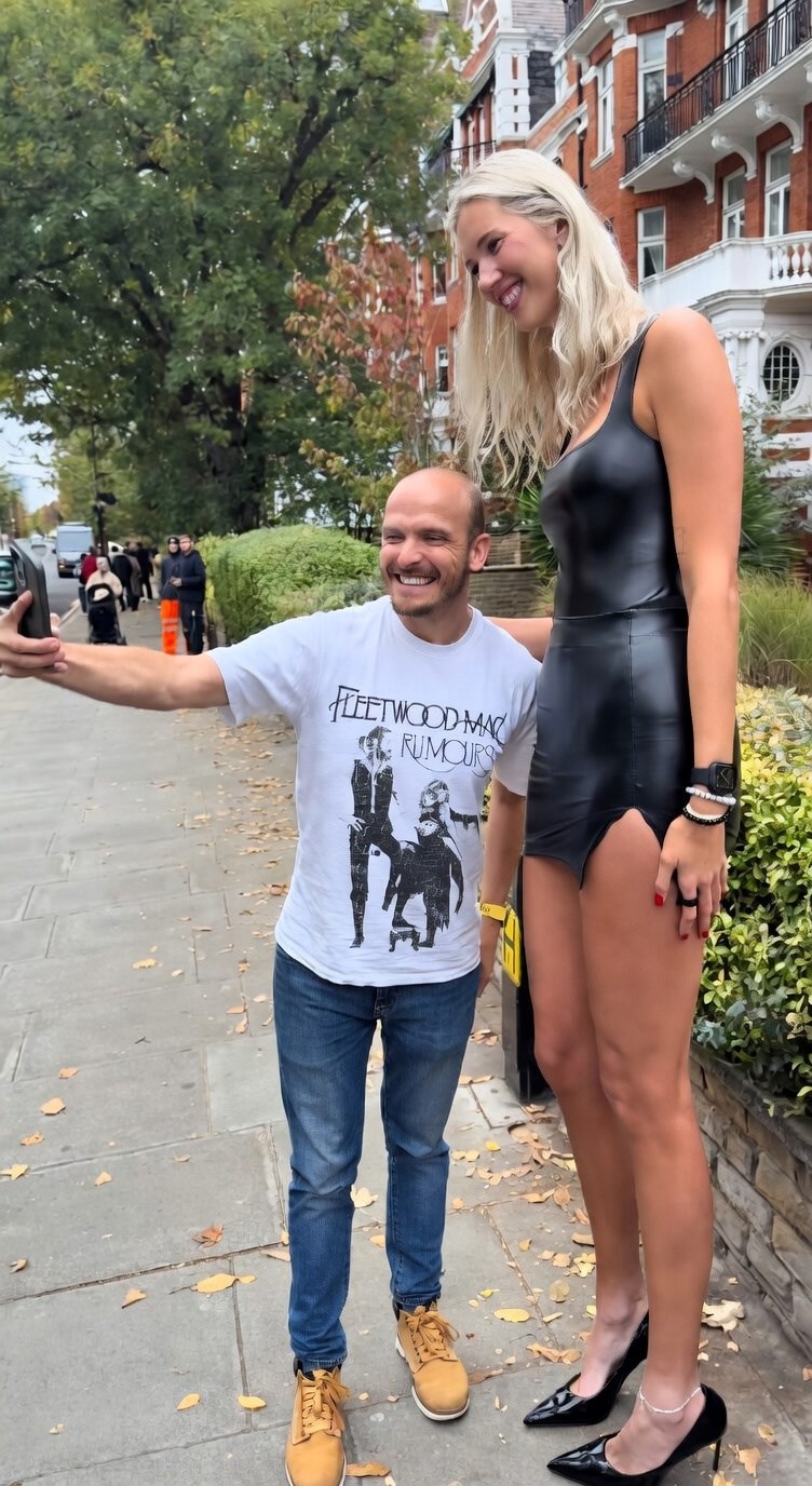 Visoka je 208 cm i traži ljubav, ljudi joj pišu: "Apsolutno predivna"