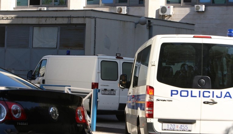 U Splitu uhićen muškarac koji je drugom prijetio zbog duga, u stanu imao puno oružja