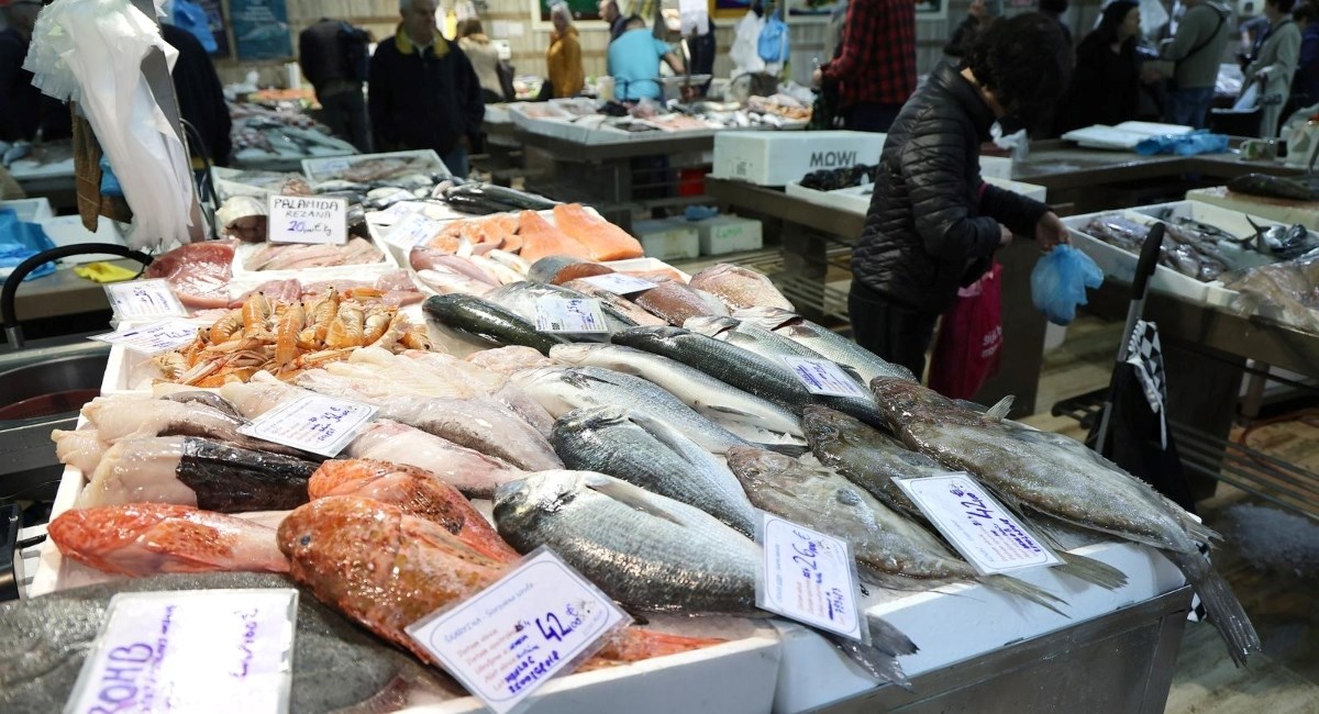 U ribarnici na Dolcu od jutra gužva, pogledajte kako se kreću cijene ribe