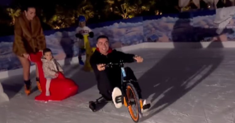VIDEO Ovo je Ronaldo na obiteljskom izletu. Vozi dječji tricikl