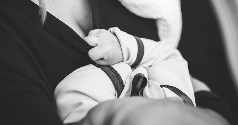 Majčinim mlijekom koronavirus se ne prenosi na novorođenče, otkrila studija
