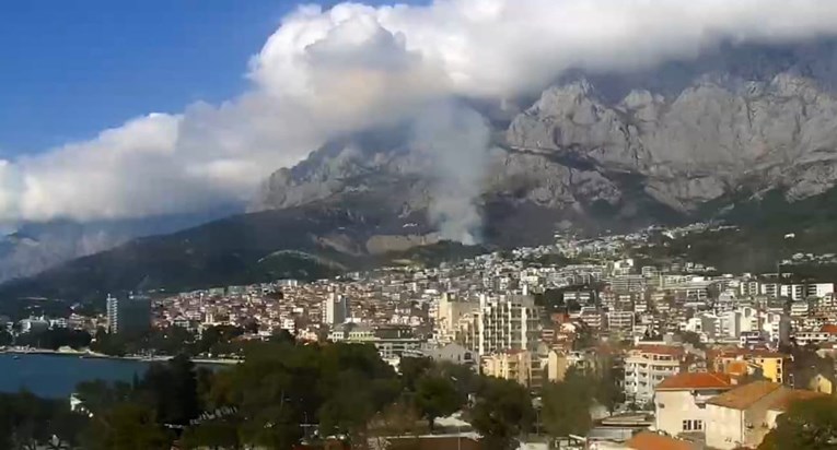 Požar iznad Makarske. Gasi ga 50 vatrogasaca, pomaže i kanader
