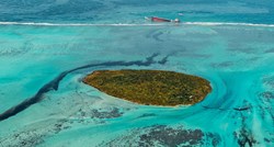 Stanovnici Mauricijusa pokušavaju zaustaviti izlijevanje nafte u more