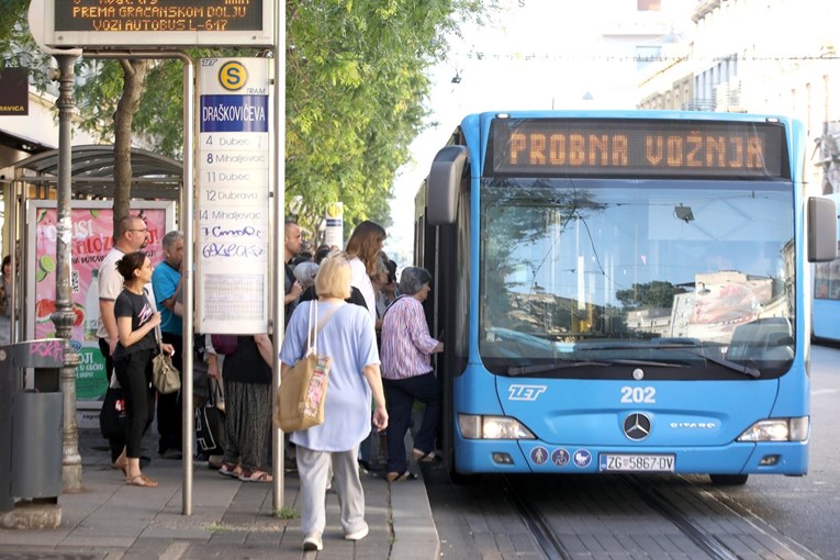 Vozač ZET-a u busu napisao da ne otvara treća i četvrta vrata. Saznali smo zašto