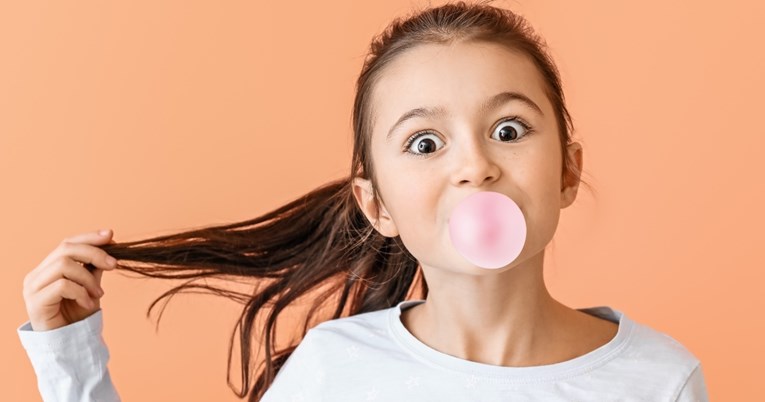 Kada su djeca dovoljno stara za žvakaću gumu i što se događa ako je progutaju?