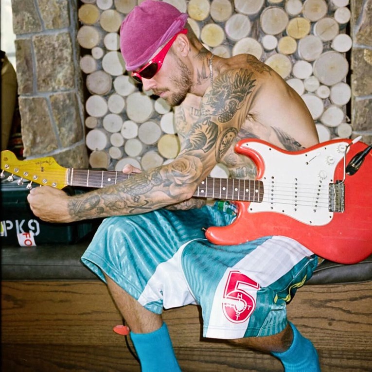 Bieber satima držao fanove u neizvjesnosti. S gotovo 4 sata zakašnjenja objavio album