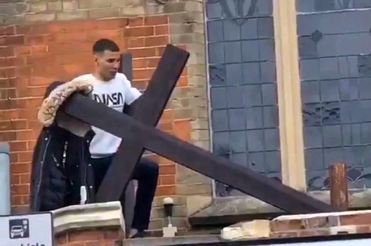 VIDEO Muškarac u Londonu pokušao skinuti križ s crkve, uhićen je