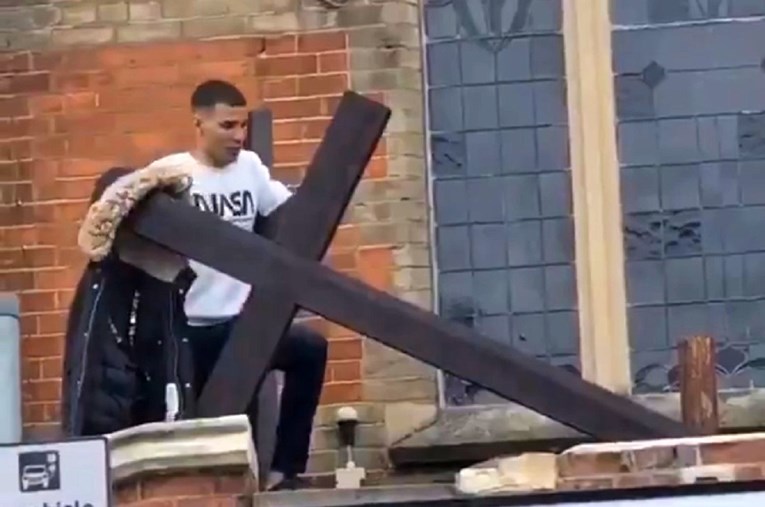 VIDEO Muškarac se u Londonu popeo na crkvu i pokušao skinuti križ
