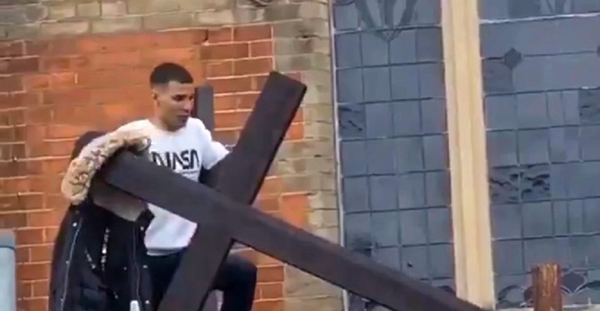 VIDEO Muškarac u Londonu pokušao skinuti križ s crkve, uhićen je