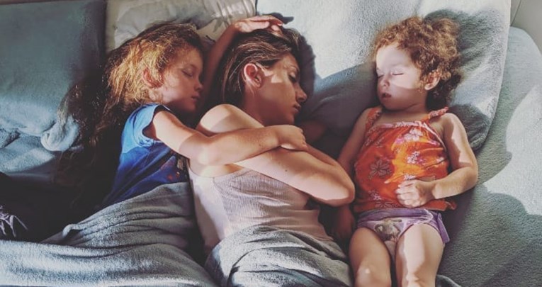 Znanstvenici tvrde da je dobro ležati pokraj djece dok ne zaspu