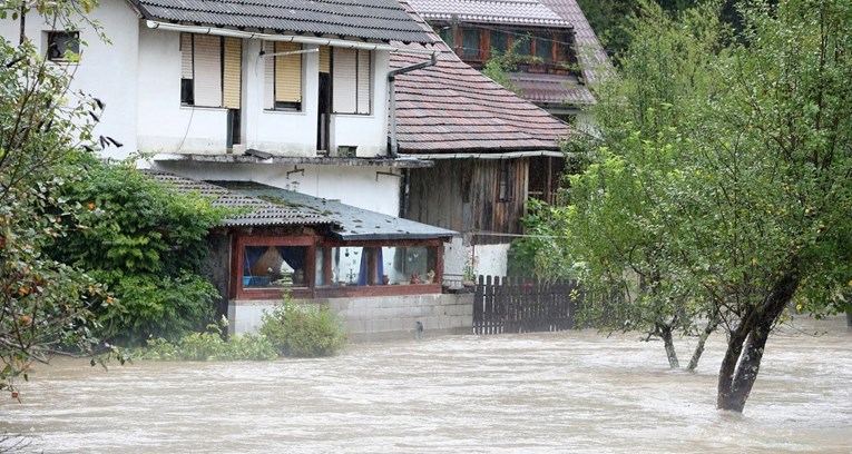 Hrvatske vode poslale upozorenje, izlila se pritoka Kupe. Poplavljene kuće, ceste...