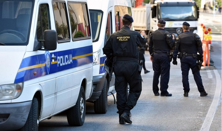 Eskalirao sukob između Tornada i Torcide, policija privela devet navijača s palicama