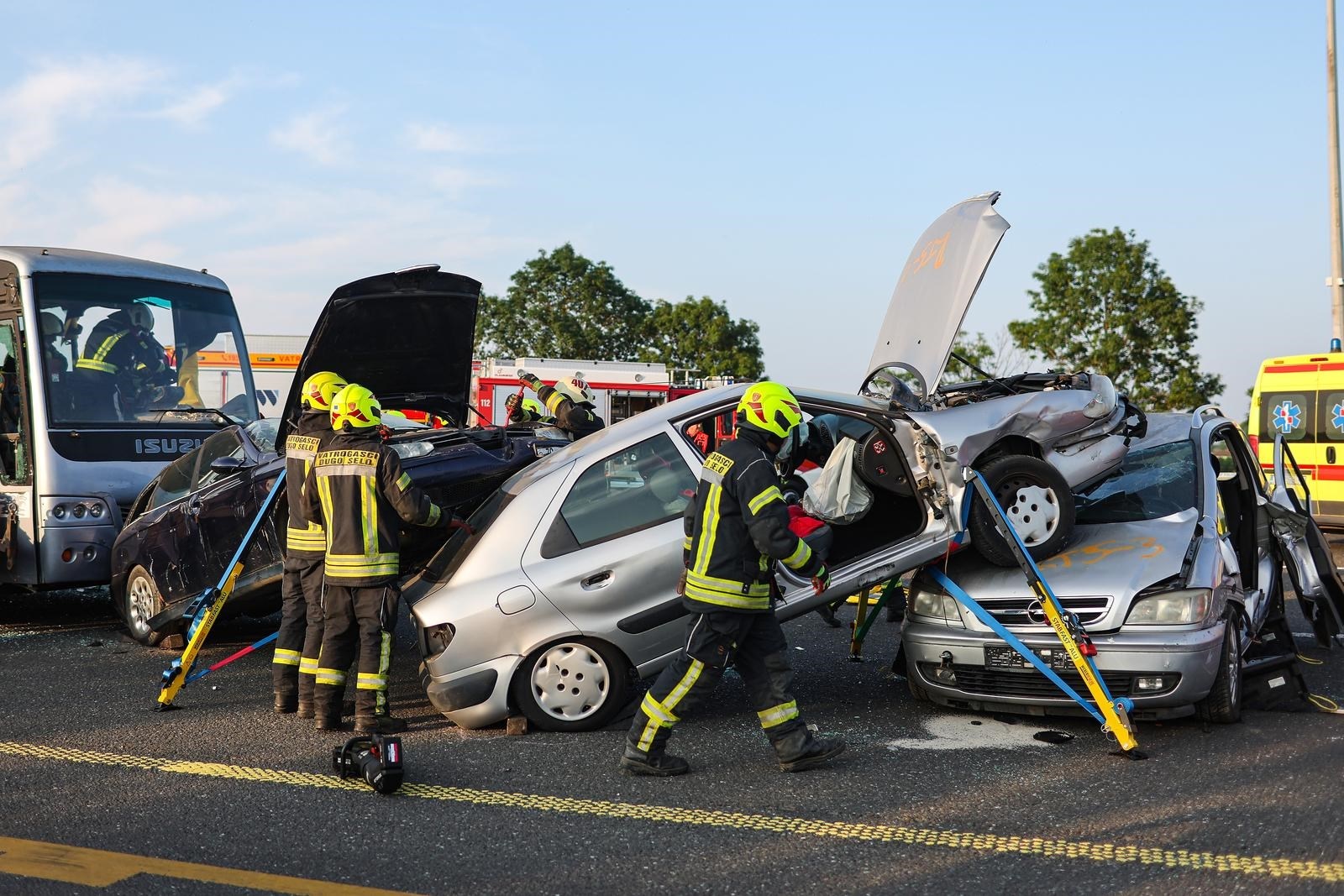 Velika vježba kod Svete Helene. Sudar 20 vozila, požar i ozlijeđeni putnici