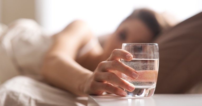 Treba li popiti čašu vode čim ustanemo? Evo što kažu stručnjaci