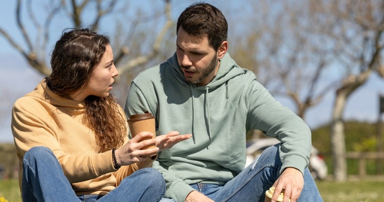 Partner vas prekida kad govorite s entuzijazmom? Evo što kaže stručnjakinja za veze