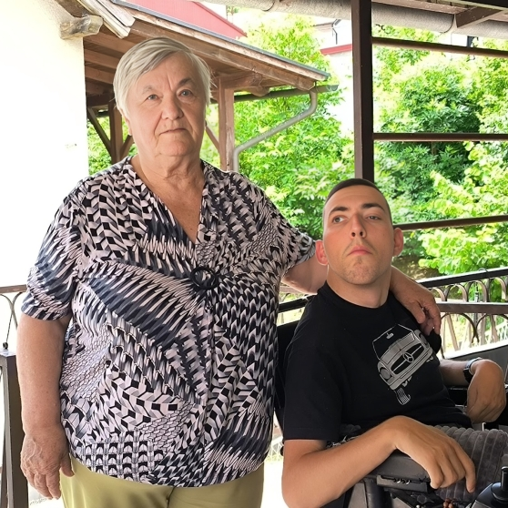 Baka Jele (75) brine se za unuka invalida (25). "Roditelji ne pomažu, sami se borimo"