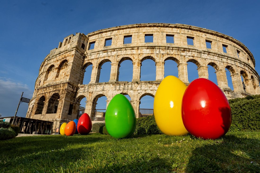 Ispred Arene u Puli osvanuli šareni ukrasi