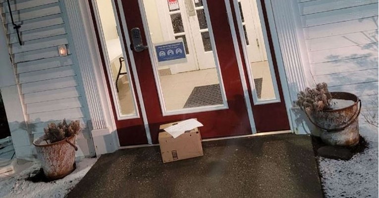 Veterinari pronašli kutiju ispred klinike pa se iznenadili onim što je bilo u njoj